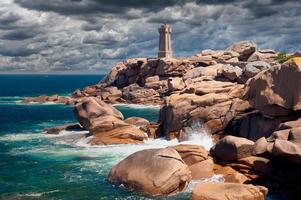 berühmt Phare de bedeuten ruz Leuchtturm schließen zu ploumanach, côte de Granit Rose, Bretagne, Norden Meer, Frankreich foto