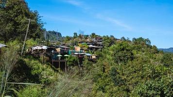 ländliches Dorf auf dem Berg im Tal. Haus auf dem Hügel, Touristenattraktionen in Mae Hong Son. in Thailand. foto