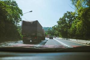 Verkehr, Autos auf der Autobahn auf dem Land am Abend bei Sonnenuntergang. Auto Straße Straßenverkehr, Autos auf stark befahrenen Straßen fahren. Straßenasphalt foto