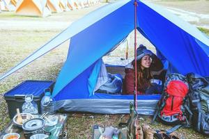 asiatische Frauenreisen entspannen sich im Urlaub. Camping am Berg. sitzen und ruhen Sie sich im Zelt aus. Thailand foto