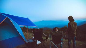 Liebhaber Frau und Mann Asiaten Reisen entspannen Camping im Urlaub. auf dem Berg. beobachte den Sonnenaufgang. Thailand foto