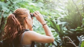 frau asien reisende reisen naturwälder, berge. chiangmai doiinthanon thailand foto