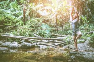 Frau Asien Reisende Reisen Natur Wälder Wasserfall. über Yoga meditieren