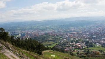 Luftpanoramablick auf die Stadt Oviedo. von Naranco gesehen, bewölkter Tag. Asturien foto