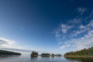 winzige Inseln und Wolkengebilde, Brüderinseln, Alaska? foto