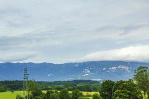 wunderschöne berg- und waldlandschaft in slowenien. foto