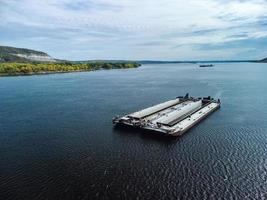 entladener Lastkahn wartet auf Schubboot auf dem Fluss. foto