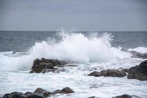 Wellen im Atlantik foto