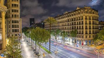 Straßen von Barcelona bei Nacht foto