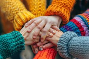 Hände halten jeder andere zu vertreten Verbindung und Unterstützung, ein Gruppe von Menschen sind halten Hände im ein Kreis foto