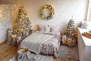 Weihnachten und Neujahr dekorierter Innenraum mit Geschenken und Neujahrsbaum foto