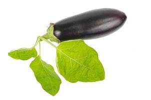 Reife schwarze lila Aubergine mit grünem Schwanz auf weißem Hintergrund. foto