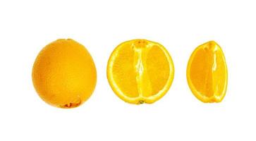 mehrere ganze und in Scheiben geschnittene süße Orangen auf weißem Hintergrund.