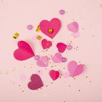 abstrakter Hintergrund mit Papierherzen, Konfetti zum Valentinstag. Liebes- und Gefühlshintergrund für Poster, Banner, Post, Kartenstudiofoto foto