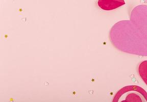 abstrakter Hintergrund mit Papierherzen zum Valentinstag. rosa Liebes- und Gefühlshintergrund für Poster, Banner, Post, Karte foto