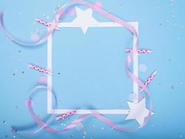 Partyurlaubshintergrund mit Band, Sternen, Geburtstagskerzen, leerem Rahmen der Geschenkbox und Konfetti auf blauem Hintergrund
