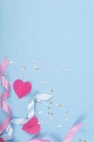 abstrakter Hintergrund mit Papierherzen, Bänder zum Valentinstag. blauer Liebes- und Gefühlshintergrund für Poster, Banner, Post, Karte. foto