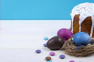 bunter Hintergrund mit Ostereiern auf weißem Holzbretthintergrund. Frohe Ostern-Konzept. kann als Poster, Hintergrund, Weihnachtskarte verwendet werden. foto