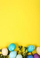 bunter Hintergrund mit Ostereiern auf gelbem Hintergrund. Frohe Ostern-Konzept. kann als Poster, Hintergrund, Weihnachtskarte verwendet werden foto
