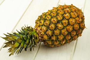 exotische Früchte. reife süße reife Ananas auf hölzernem Hintergrund. Studiofoto foto