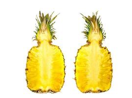 zwei Hälften der süßen reifen Ananas lokalisiert auf weißem Hintergrund. Studiofoto foto
