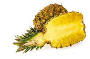 zwei Hälften der süßen reifen Ananas lokalisiert auf weißem Hintergrund. Studiofoto foto