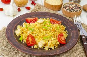 gesundes Essen. Couscous mit Hühnerfleisch und Gemüse. Studiofoto foto