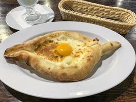 heiße köstliche adjarian Khachapuri, georgische Küche. Studiofoto. foto