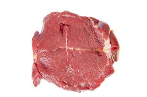Stücke frisches rotes junges Rindfleisch lokalisiert auf weißem Hintergrund. Studiofoto foto
