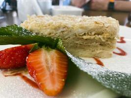 Napoleon-Torte mit frischen Erdbeeren und Minze foto