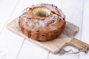 süßer hausgemachter Muffin mit Rosinen auf Holzbrett. Studiofoto foto