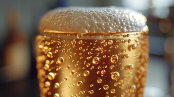 ein schaumig Bier im ein Gold Pint Glas foto