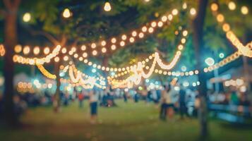 abstrakt verschwommen Menschen im Nacht Festival foto
