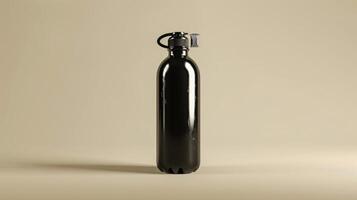 schwarz Wasser Flasche Attrappe, Lehrmodell, Simulation auf ein aus Weiß Hintergrund foto