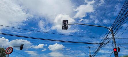 gepflastert Straße mit Autos Vorbeigehen durch auf ein sonnig Tag im Campinas foto