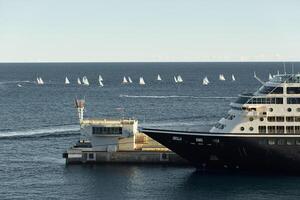 ein Menge von segeln Boote und Yachten im das Meer ging auf ein Segeln Ausflug in der Nähe von Hafen Herkules im Monaco, monte Carlo, segeln Regatta, Rennen foto