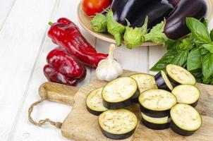 Geschnittene Auberginenscheiben auf Holzbrett, Gemüse der Saison zum Kochen. Studiofoto foto