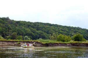 Familie Rudern im ein Gelb Kajak im Sommer- von Seversky fertig Fluss. foto