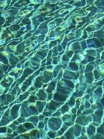 beschwingt Sonnenlicht Muster Welligkeit Über ein heiter Schwimmbad, Erfassen das dynamisch Zusammenspiel zwischen Wasser und Licht foto