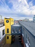 ein hoher Winkel Aussicht Erfassen das städtisch Landschaft und die Architektur beim Dämmerung, präsentieren Gebäude, Dächer, und ein gemütlich Terrasse foto