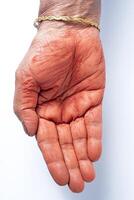 Nahansicht von Mensch Hand mit holi Pulver im Hand isoliert auf Weiß Hintergrund. foto