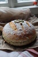 hausgemacht Sauerteig Brot frisch gebacken mit Gemüse und Grüns Dekoration foto