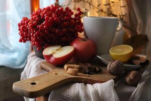 Herbst Essen Fotografie Komposition rot Äpfel, Viburnum Beeren auf ein hölzern Schneiden Tafel foto