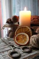 Zuhause Dekoration Verpackung und DIY Kunst Instrumente alt Schere Kerze und getrocknet Früchte foto