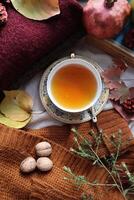 Tasse von warm schwarz Tee Herbst fallen gemütlich Stimmung immer noch Leben eben legen foto