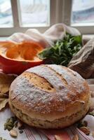 hausgemacht Sauerteig Brot frisch gebacken mit Gemüse und Grüns Dekoration foto