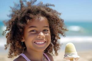 Porträt von ein lächelnd afrikanisch amerikanisch Mädchen Essen ein Eis am Stiel Eis Sahne auf heiß Sommer- Tag beim das Strand foto