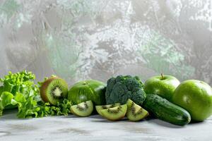 einstellen von frisch gesund Essen Kiwi, Kopfsalat, Brokkoli, Gurke, Apfel, Kürbis foto