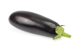 Reife schwarze lila Aubergine mit grünem Schwanz auf weißem Hintergrund. foto