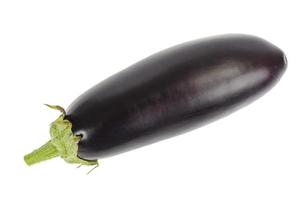 Reife schwarze lila Aubergine mit grünem Schwanz auf weißem Hintergrund. foto